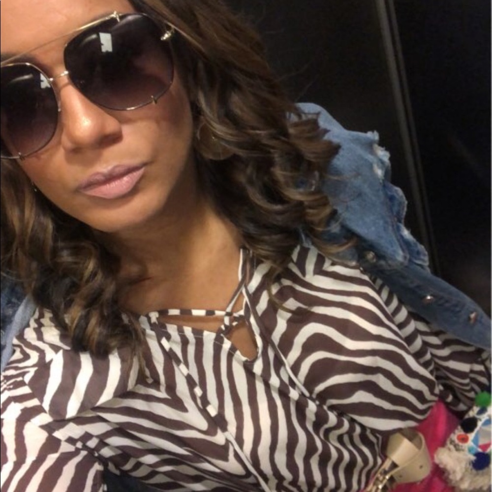NWOT Women’s Black Sunglasses - Picture 2 of 3